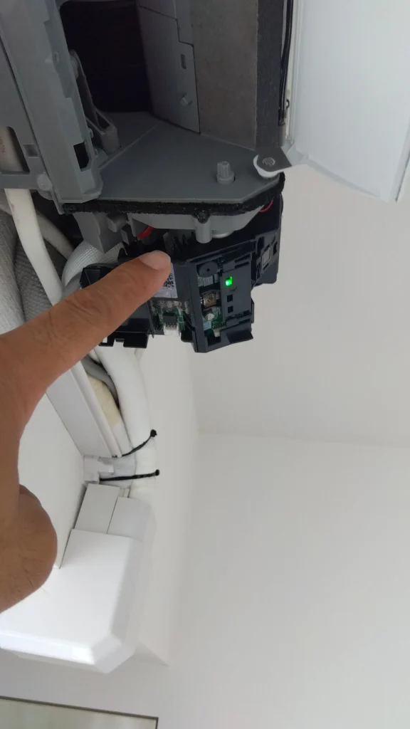 エアコンの電装部を確認して養生します